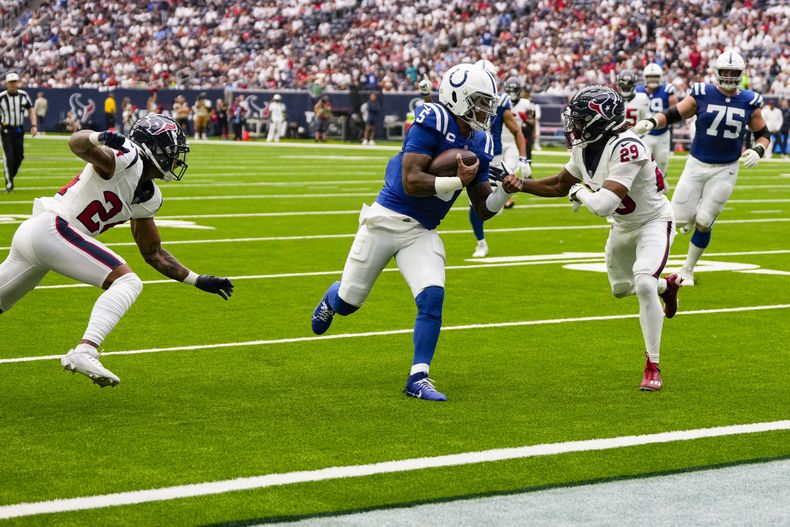 El quarterback Anthony Richardson (5) de los Colts de Indianápolis anota un touchdowns ante los Texans de Houston, el domingo 17 de septiembre de 2023, en Houston. (AP Foto/David J. Phillip)