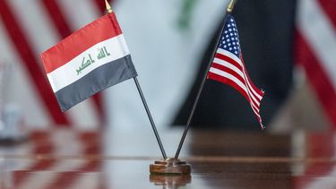 Las banderas de Irak y de Estados Unidos yacen sobre una mesa durante una reunión entre el secretario de Defensa estadounidense Lloyd Austin y el ministro de Defensa iraquí, Muhammad Al-Abbasi, el martes 23 de julio de 2024, en el Pentágono, en Washington. (AP Foto/Alex Brandon)