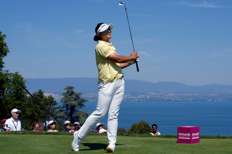 La surcoreana Haeran Ryu disputa el quinto hoyo en la última ronda del Campeonato Evian el domingo 12 de julio del 2026. (AP Foto/Laurent Cipriani)