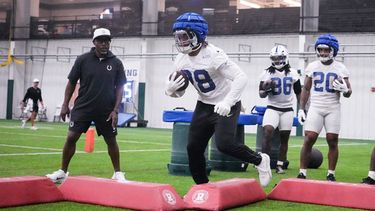 El corredor de los Colts de Indianapolis Jonathan Taylor (28) corre en un drill durante las prácticas de la NFL en el training camp e Westfield, Ind., Saturday, Aug. 1, 2026. (AP Photo/Michael Conroy)