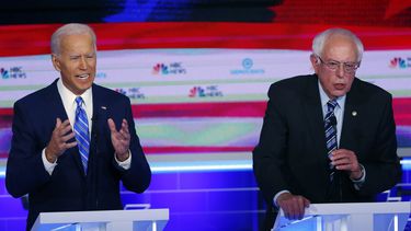 Biden gana terreno entre hispanos y jóvenes, base de Sanders