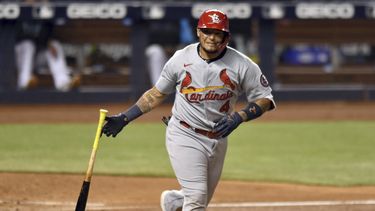 Molina quiebra el empate; Cardenales se imponen a Marlins