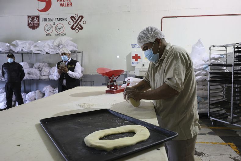 Un preso trabaja con la masa para hacer las tradicionales roscas de reyes, en preparación para la Epifanía, también conocida como el Día de los Reyes Magos, en la Penitenciaría Varonil Sur de la Ciudad de México, el viernes 3 de enero de 2025. La Epifanía se celebra el 6 de enero. (Foto AP/Ginnette Riquelme)