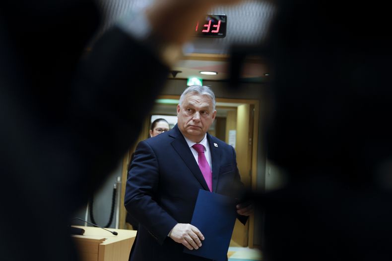 El primer ministro de Hungría, Viktor Orban, arriba a una mesa redonda durante la cumbre de la UE, Bruselas, 14 de diciembre de 2023. (AP Foto/Omar Havana)
