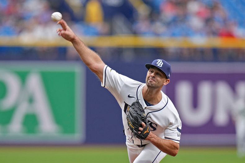 El pitcher de los Rays de Tampa Bay Nick Martinez lanza en la primera entrada ante los Rojos de Cincinnati el miércoles 22 de abril del 2026. (AP Foto/Chris OMeara)