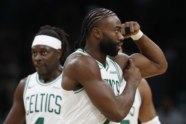 Jaylen Brown (derecha) de los Boston Celtics, reacciona luego de anotar en la segunda mitad del juego de la NBA ante los Bucks de Milwaukee, el lunes 28 de octubre de 2024 en Boston. (AP Foto/Michael Dwyer)