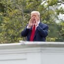 El presidente Donald Trump grita a los reporteros mientras inspecciona los terrenos desde el techo arriba de la columnata que va hacia el Ala Oeste de la Casa Blanca, el martes 5 de agosto de 2025, en Washington. (AP Foto/Alex Brandon)