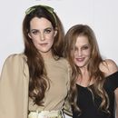 ARCHIVO - Riley Keough, izquierda, y su madre Lisa Marie Presley llegan a la 24a edición anual de los Premios ELLE Women in Hollywood el 16 de octubre de 2017 en Los Ángeles. (Foto Jordan Strauss/Invision/AP, archivo)