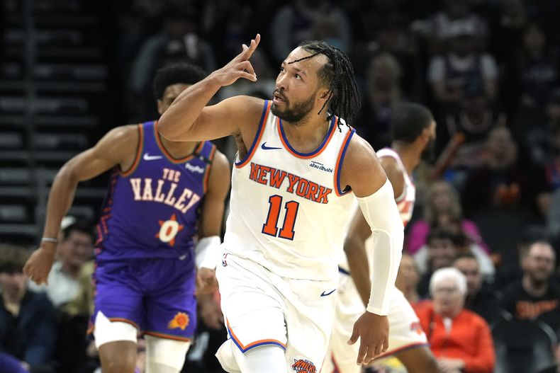 Jalen Brunson, base de los Knicks de Nueva York, festeja tras encestar un triple frente a los Suns de Phoenix, el miércoles 20 de noviembre de 2024 (AP Foto/Ross D. Franklin)