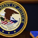 Esta fotografía del 6 de mayo de 2025 muestra el sello del Departamento de Justicia de Estados Unidos en un podio antes de una conferencia de prensa en la sede de esa agencia, en Washington. (AP Foto/Julia Demaree Nikhinson)