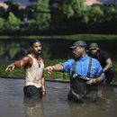 Esta imagen publicada por Warner Bros. Pictures muestra al actor Michael B. Jordan, a la izquierda, y al director, guionista y productor Ryan Coogler en el set de Sinners. (Eli Adé/Warner Bros. Pictures via AP)