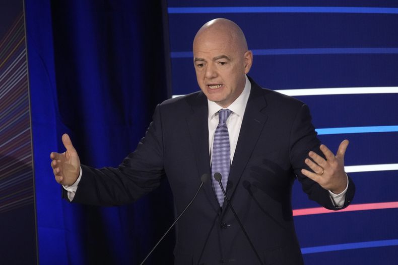 El presidente de la FIFA Gianni Infantino habla durante el 48vo congreso de la UEFA en París, el jueves 8 de febrero de 2024. (AP Foto/Christophe Ena)