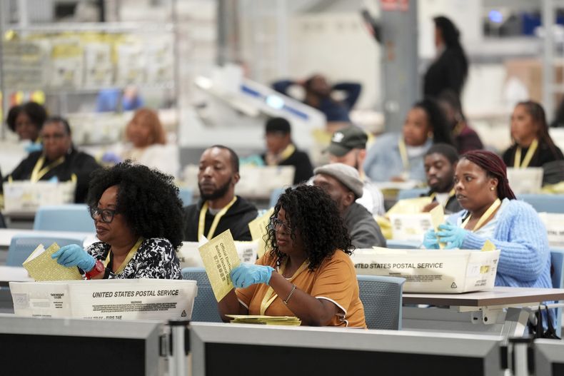 Trabajadores electorales procesan los votos por correo para las elecciones generales de 2024 en el almacén electoral de Filadelfia, el martes 5 de noviembre de 2024, en Filadelfia. (AP Foto/Matt Rourke)