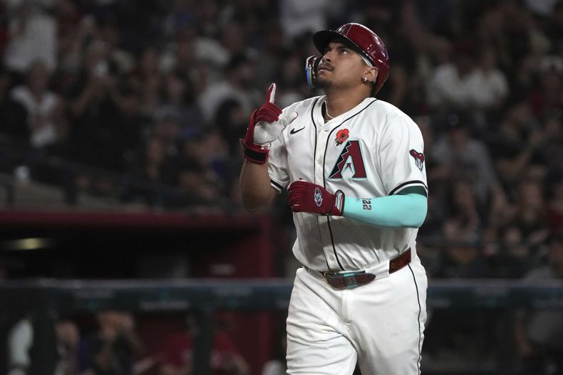 Josh Naylor de los Diamondbacks de Arizona celebra tras batear un jonrón de dos carreras en la quinta entrada ante los Piratas de Pittsburgh el lunes 26 de mayo del 2025. (AP Foto/Rick Scuteri)