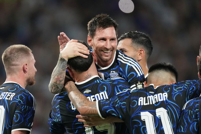 El delantero argentino Lionel Messi celebra tras anotar un gol contra Zambia en un partido amistoso, el 31 de marzo de 2026, en Buenos Aires. (AP Foto/Gustavo Garello)