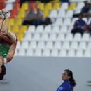 Jorge Luna, de México, realiza un salto mortal para festejar un intento exitoso en el salto con pértiga de los Juegos Centroamericanos y del Caribe en San Salvador, el jueves 6 de julio de 2023 (AP Foto/Arnulfo Franco)