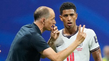El alemán Thomas Tuchel, técnico de Inglaterra, habla con Jude Bellingham durante la semifinal mundialita ante Argentina el miércoles 15 de julio de 2026 en Atlanta (AP Foto/Rebecca Blackwell)