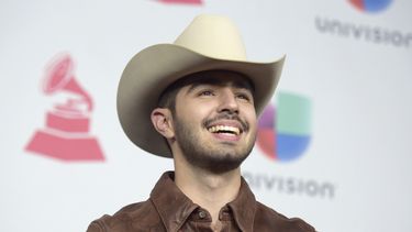 ARCHIVO - Joss Favela posa en la sala de prensa de la 17a entrega anual de los Latin Grammy en la Arena T-Mobile Arena el 17 de noviembre de 2016, en Las Vegas. Favela está nominado al Latin Grammy en la categoría de mejor álbum de música norteña y mejor canción regional mexicana. Los Latin Grammy se entregarán el 16 de noviembre de 2023 en Sevilla, España. (Foto Richard Shotwell/Invision/AP, archivo)