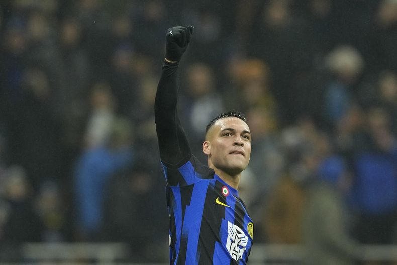 El argentino Lautaro Martinez del Inter de Milán celebra tras anotar el cuarto gol de su equipo en el encuentro ante el Udinese en el Estadio San Siro en la Serie A el sábado 9 de diciembre del 2023. (AP Foto/Antonio Calanni)