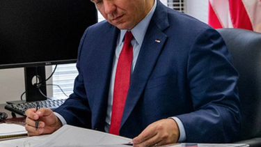 gobernador de florida firma ley que prohibe textear y manejar