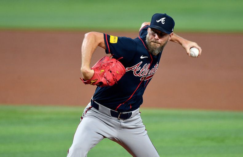 Chris Sale, lanzador de los Bravos de Atlanta, labora en el juego del miércoles 20 de mayo de 2026 ante los Marlins de Miami (AP Foto/Michael Laughlin)