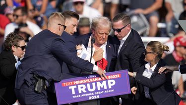 ARCHIVO – El candidato presidencial republicano y expresidente Donald Trump recibe ayuda para abandonar el escenario en un evento de campaña en Butler, Pensilvania, el 13 de julio de 2024. (AP Foto/Gene J. Puskar, Archivo)
