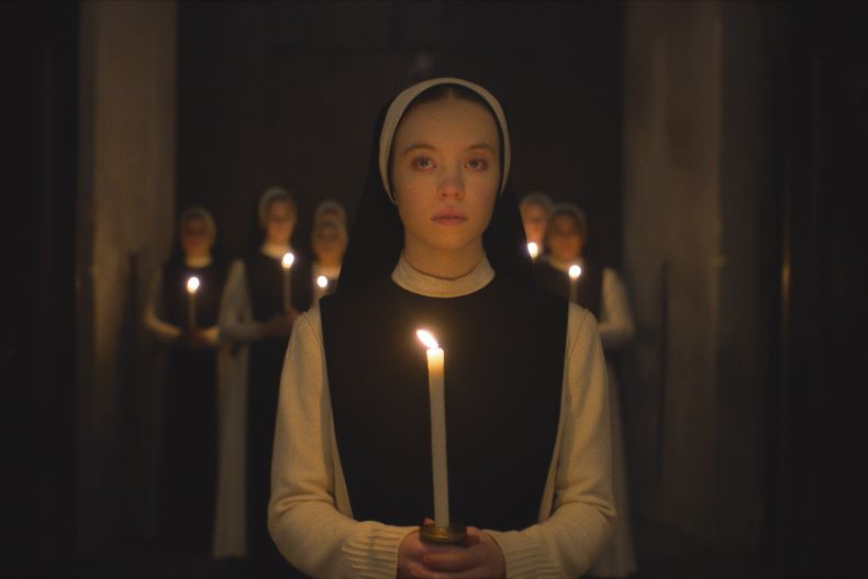 En esta imagen proporcionada por Neon, Sydney Sweeney en una escena de la película Immaculate. (Neon vía AP)