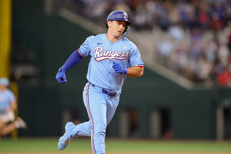 Wyatt Langford de los Rangers de Texas corre a segunda tras batear un jonrón de tres carreras en la tercera entrada ante los Padres de San Diego el domingo 21 de junio del 2026. (AP Foto/Gareth Patterson)