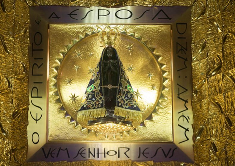ARCHIVO - La estatua de la patrona de Brasil, Nuestra Señora de Aparecida, tras cristales dentro de la basílica que lleva su nombre en la localidad de Aparecida, Brasil, 23 de julio de 2013. (Foto AP/Andre Penner, Archivo)