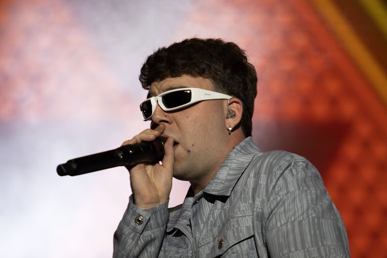 El cantante español Quevedo durante su concierto en el Coca-Cola Flow Fest de la Ciudad de México el domingo 26 de noviembre de 2023. (Foto AP/Alejandro Godínez)