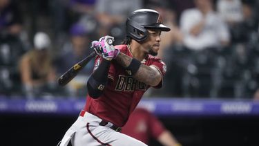 El dominicano Ketel Marte de los Diamondbacks de Arizona observa su sencillo remolcador de dos carreras ante los Rockies de Colorado en el noveno episodio del partido en Denver. Martes 15 de agosto de 2023. (AP Foto/David Zalubowski)