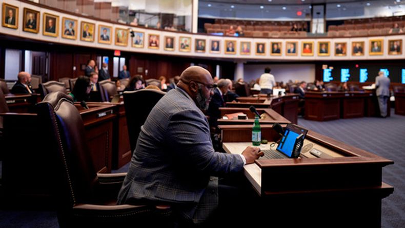 El senador republicano de Florida, Corey Simon, escucha el debate sobre el proyecto de ley de redistribución de distritos electorales SB 8-D, en una sesión especial de la Asamblea Legislativa de Florida, el miércoles 29 de abril de 2026 en Tallahassee, Florida. (AP Foto/Mike Stewart)