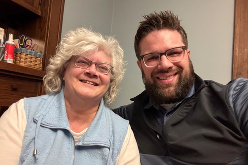 Esta foto, facilitada por Kyle Bylin, lo muestra junto a su madre biológica, Liz OToole, el 4 de abril de 2025, en Minneapolis. Bylin fue intercambiado al nacer hace 38 años. (Kyle Bylin vía AP)