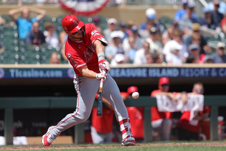 Mike Trout de los Angelinos de Los Ángeles batea un doble en la tercera entrada ante los Mellizos de Minnesota el sábado 11 de julio del 2026. (AP Foto/Bailey Hillesheim)