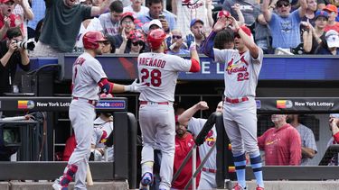 Nolan Arenado de los Cardenales de San Luis celebra su jonrón con sus compañeros Dylan Carlson y Jack Flaherty en la novena entrada del juego ante los Mets de Nueva York el domingo 18 de junio del 2023. (AP Foto/Seth Wenig)