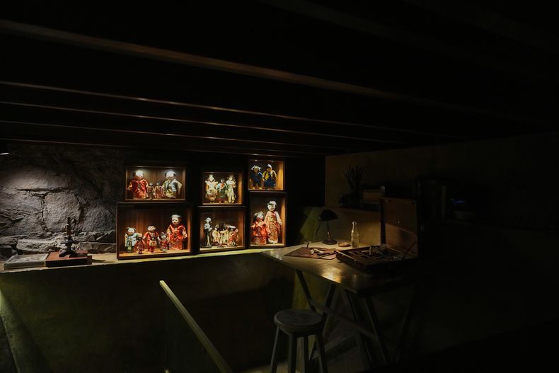 Las muñecas asiáticas que Frida Kahlo compró durante un viaje a San Francisco se exhiben en el sótano del nuevo museo Casa Kahlo en la Ciudad de México, el miércoles 10 de septiembre de 2025. (Foto AP/Eduardo Verdugo)