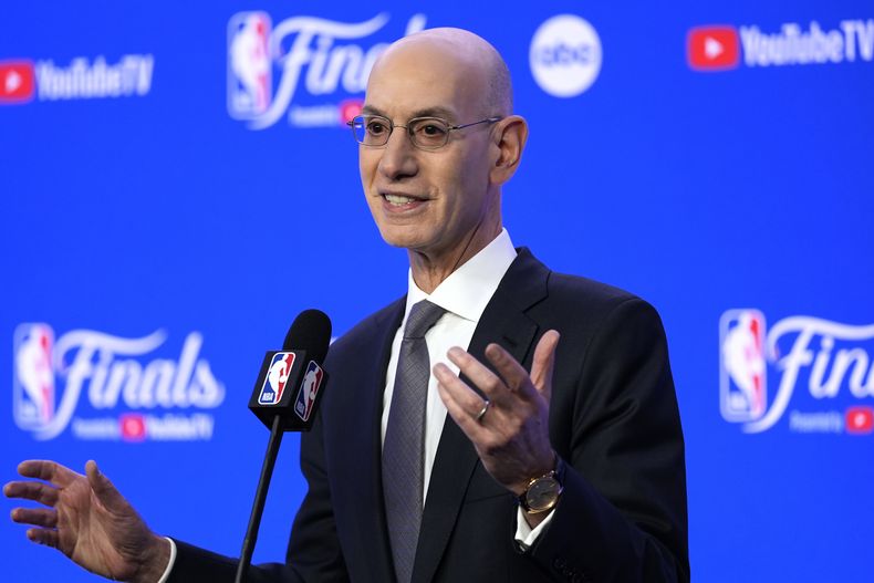 El comisionado de la NBA Adam Silver habla con los reporteros antes del juego 1 de las Finales de la NBA entre los Celtics de Boston y los Mavericks de Dallas el jueves 6 de junio del 2024. (AP Foto/Charles Krupa)