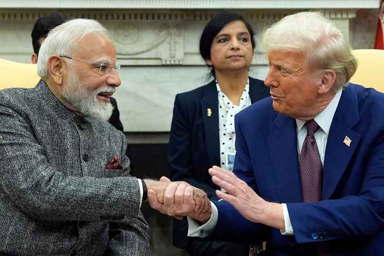 ARCHIVO - El presidente de Estados Unidos, Donald Trump, estrecha la mano del primer ministro de India, Narendra Modi, en la Oficina Oval de la Casa Blanca, el 13 de febrero de 2025, en Washington. (Foto/Alex Brandon, Archivo)