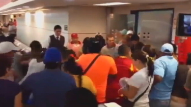 arrecian las colas y las peleas en venezuela por adquirir  comida y productos de higiene personal