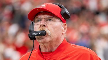 ARCHIVO - Andy Reid, entrenador en jefe de los Chiefs de Kansas City, observa durante un partido de la NFL en contra de los Raiders de Las Vegas, el 4 de enero de 2026, en Las Vegas. (AP Foto/Jeff Lewis, Archivo)