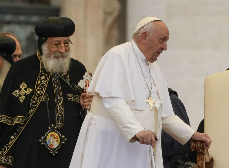 El papa Francisco (derecha) camina acompañado del líder de la Iglesia Ortodoxa Copta de Alejandría, Teodoro II, el miércoles 10 de mayo de 2023 antes de la audiencia general semanal en la Plaza de San Pedro en el Vaticano. (AP Foto/Alessandra Tarantino)