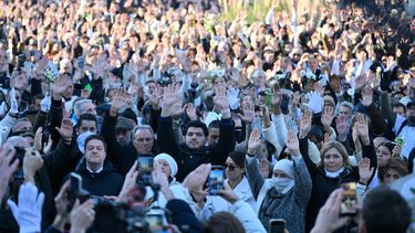 Amine Kessaci, centro, asiste junto con su madre a una concentración en homenaje a su hermano Mehdi Kessaci en la rotonda donde fue asesinado, y para protestar contra el narcotráfico, en Marsella, sur de Francia, el sábado 22 de noviembre de 2025. (Foto AP/Philippe Magoni)