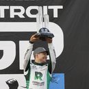 Alex Palou levanta el trofeo de ganador tras conquistar el Gran Premio de Detroit de la Indycar el domingo 4 de junio del 2023. (AP Foto/Carlos Osorio)