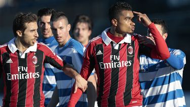 ARCHIVO - Kevin-Prince Boateng, mediocampista del AC Milan, hace un gesto en dirección de la multitud al salir de la cancha tras recibir insultos racistas el jueves 3 de enero de 2013, durante un partido amistoso en Busto Arsizio, cerca de Milán, Italia. (AP Foto/Emilio Andreoli, archivo)