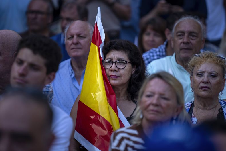 Partidarios del Partido Popular escuchan a su líder y candidato a la presidencia, Alberto Núñez Feijóo, durante un mítin de campaña en Barcelona, España, el 17 de julio de 2023. Las elecciones generales del 23 de julio podrían convertir a España en el último de la Unión Europea en virar hacia la derecha. La mayoría de las encuestas sitúan al conservador Partido Popular por delante del Partido Socialista, pero podría necesitar el apoyo del ultraderechista Vox para formar gobierno. (AP Foto/Emilio Morenatti)