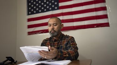 El inmigrante chino Li Kai, también conocido como Khaled --un musulmán Hui--, estudia para obtener su licencia de conducir vehículos comerciales, el 3 de mayo de 2024, en su apartamento de Flushing, Nueva York. (AP Foto/Serkan Gurbuz, Archivo)