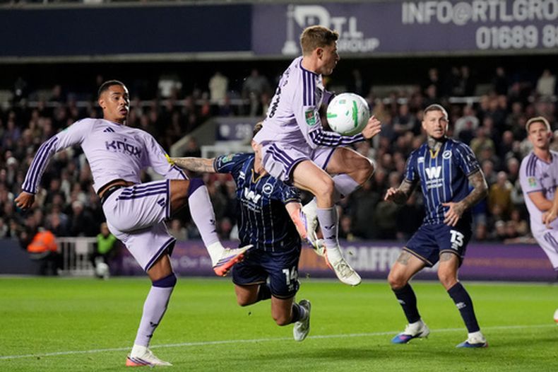 Jacob Ramsey, del New Castle, controla un balón durante el partido de la Copa de la Liga inglesa ante el Millwall, el martes 8 de septiembre de 2026 (John Walton/PA via AP)