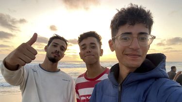 En esta fotografía sin fecha proporcionada por Helmi Hirez, se muestra a Mohamed (Medo) Halimy (izquierda), y a los hermanos gemelos Mohammed Hirez (centro) y Helmi Hirez, en una playa de la Franja de Gaza. (Helmi Hirez vía AP).