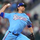 El lanzador abridor de los Rangers de Texas, Jacob deGrom, lanza durante la primera entrada de un partido de béisbol contra los Marineros de Seattle, el domingo 26 de julio de 2026, en Arlington, Texas. (Foto AP/LM Otero)