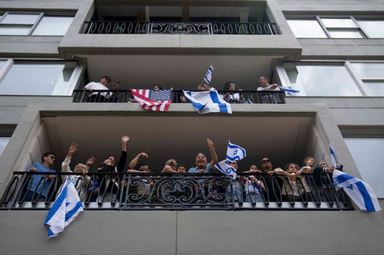 Espectadores alientan a los participantes del Desfile por el Día de Israel, el domingo 31 de mayo de 2026, en Nueva York. (AP Foto/Emil T. Lippe)